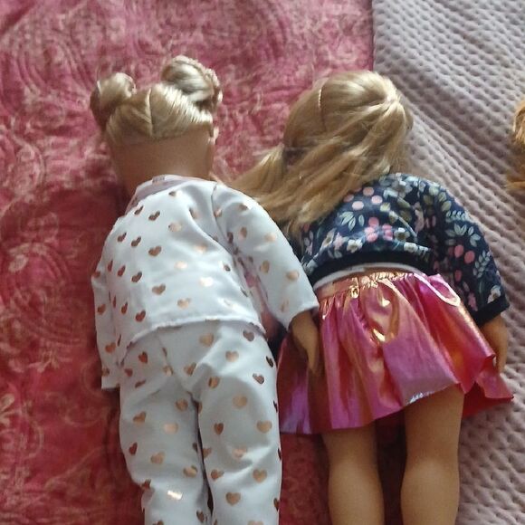 Stylish Doll Set with Pink and Multicolor Outfits - Picture 6 of 6